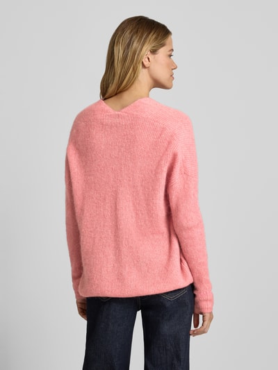 Frauenmodel trägt Regular Fit Pullover aus Woll-Alpaka-Mix Modell 'Thora' von MOS MOSH in Rosa, Strick-Optik, Rückansicht Ganzkörperansicht.