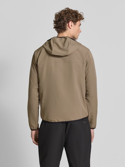 Männermodel trägt Regular fit trainingsjack met capuchon model 'LW_COMMUTERPRO' van BOSS Green, effen bruin, Ganzkörperansicht Rückansicht.
