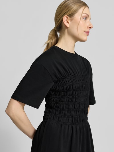 Frauenmodel trägt Midikleid mit Smok-Details von Jake*s Casual, Reine Baumwolle, Taillierter Schnitt, Rundhalsausschnitt, Nahaufnahme Oberkörper.