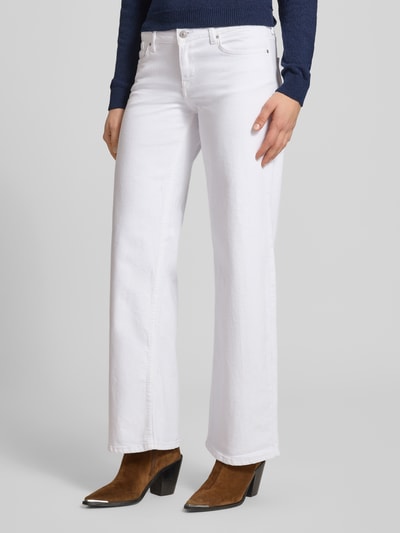 Vrouwenmodel draagt Wide Leg Jeans uit katoenmix model 'JUDY-O' van Only, unicleur, wide leg fit, denim, 5-pocket, voorkant, detailopname.