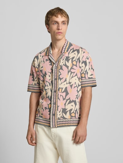 Männermodel trägt Relaxed Fit Freizeithemd aus Baumwoll-Mix Modell 'DUKE' von Only & Sons, mehrfarbig, florales Muster, Nahaufnahme Oberkörper.