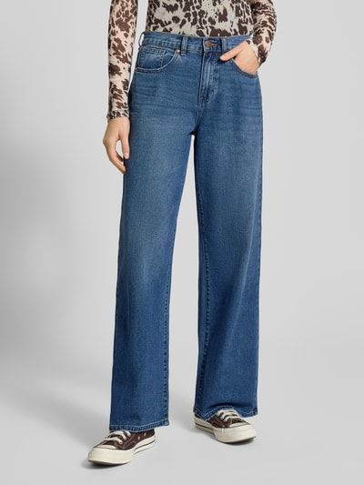 Frauenmodel trägt Wide Leg Jeans aus reiner Baumwolle Modell 'HOPE' von Only, mittleres Blau, 5-Pocket-Design, Denimstruktur, Ganzkörperansicht von vorne.