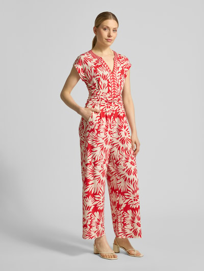 Vrouwenmodel draagt Jumpsuit met V-hals en steekzakken van ROBE LÉGÈRE, materiaalmix met stretch, getailleerd model, all-over look, vooraanzicht, Ganzkörperansicht von vorne