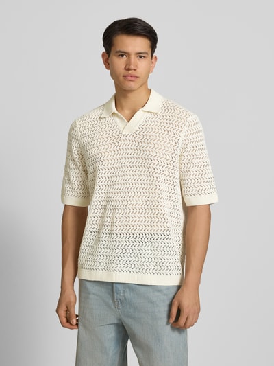 Männermodel trägt Regular Fit Poloshirt aus Baumwoll-Mix Modell 'NYLE' von Only & Sons in cremefarbener Strickoptik mit Strukturmuster, Ganzkörperansicht von vorne.