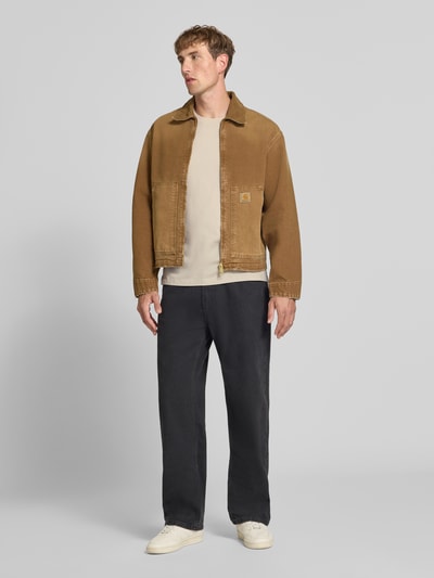 Männermodel trägt t-shirt met ronde hals Model 'ORGANIC' van JACK & JONES in beige, recht model, puur katoen, ruglengte maat M 68 cm, Ganzkörperansicht von vorne