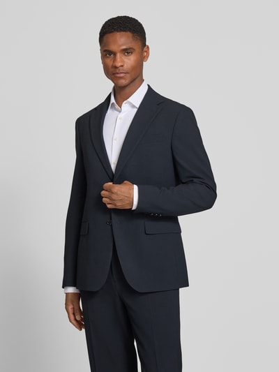 Männermodel trägt Anzug mit Reverskragen und Hose mit elastischem Bund van JOOP! collectie, materiaalmix met viscose, regular fit, donkerblauw, knoopsluiting, paspelzak op de borst, klepzakken, pantalon met elastische band, steekzakken, strookzak aan de achterkant met knoopsluiting, gladde textuur, ganzkörperansicht van voren.