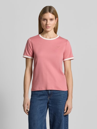 Vrouwenmodel draagt T-shirt met Label-Detail model 'Molina' van MOS MOSH in roze en wit, puur katoen, recht model, ronde hals, contraststrepen, ruglengte maat S 58 cm, vooraanzicht bovenlichaam