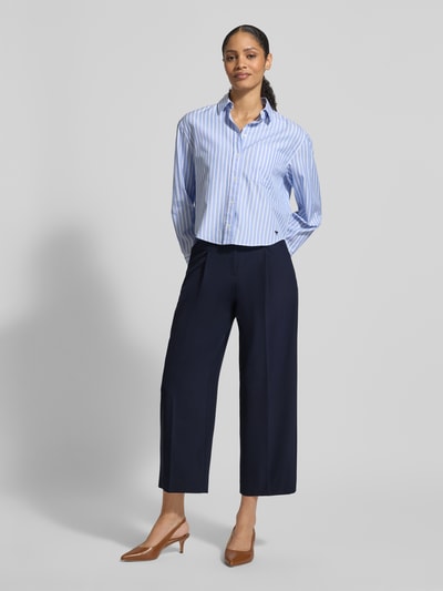 Frauenmodel trägt Weite Hose in verkürzter Passform Modell 'SLOANNE' von SEDUCTIVE, dunkelblau, Material-Mix, Ganzkörperansicht von vorne.