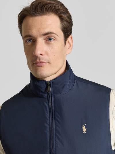Männermodel trägt Regular Fit Weste mit Logo-Detail von Polo Ralph Lauren, Optik: Unifarben, Stehkragen, Reißverschluss, Nahaufnahme Oberkörper.