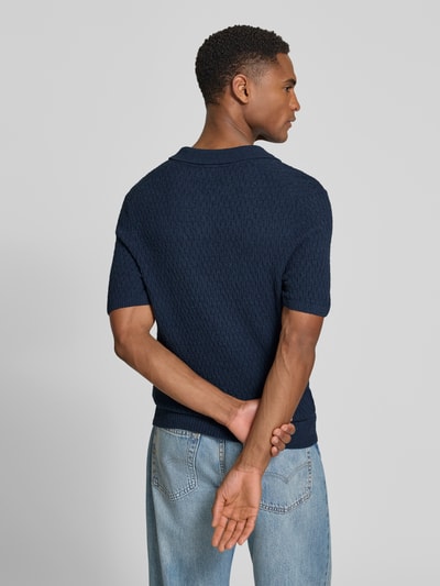 Männermodel trägt Slim Fit Strick-Poloshirt mit Strukturmuster von bugatti in Dunkelblau, Baumwoll-Mix, Rückansicht Ganzkörperansicht.