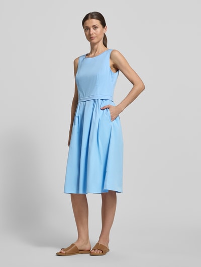 Modelka nosi sukienkę midi z okrągłym dekoltem od ROBE LÉGÈRE, mieszanka bawełny z dodatkiem streczu, linia a, plisy, pastelowy błękit, szerokość w rozmiarze 36: 48 cm, długość tyłu 36: 40 cm, widok całopostaciowy z przodu.