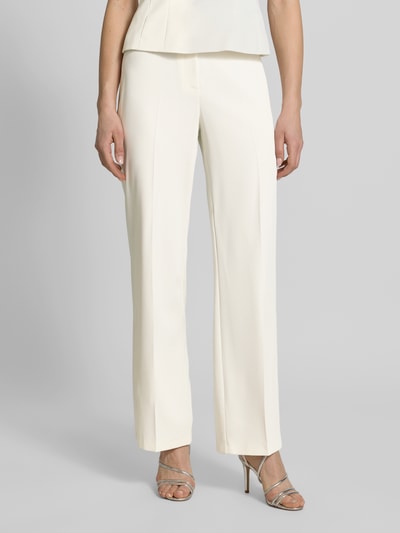 Vrouwenmodel draagt Hose mit Bügelfalten van Jake*s Cocktail, regular fit, crèmekleur, materiaal-mix met stretch, rechte pijpen, vooraanzicht, detailopname onderlichaam.