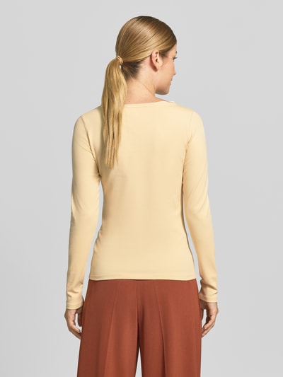 Männermodel trägt Longsleeve aus mieszanka bawełny i elastanu od Marc Cain, krój slim fit, okrągły dekolt, długość tyłu 50 cm, widok całej sylwetki od tyłu