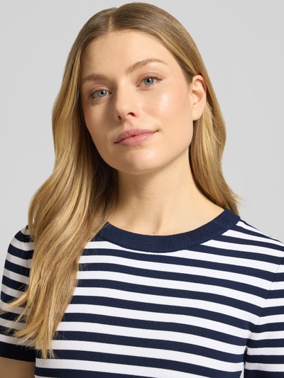 Frauenmodel trägt T-Shirt-Kleid aus Viskose-Mix mit Rundhalsausschnitt von MICHAEL Michael Kors, navy-weiß gestreift, Nahaufnahme Oberkörper. Körpernaher Schnitt, Stretch-Anteil, weiche Textur spürbar.