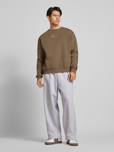 KARL KANI Sweatshirt mit Label-Stitching Khaki 1