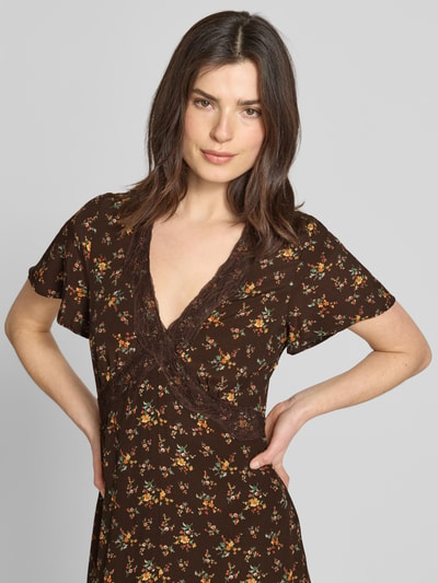 Vrouwenmodel draagt Midikleid aus Viskose mit floralem Muster von Jake*s Casual in donkerbruin met bloemenmotief, V-hals, a-lijn, zuiver viscose. Nahaufnahme bovenlichaam.