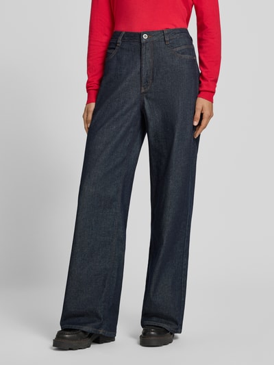 Frauenmodel trägt dunkelblaue Wide Leg Jeans aus Baumwoll-Mix Modell 'MADINA' von Tom Tailor, Damen Wide & Loose Fit Jeans, Nahaufnahme Oberkörper.