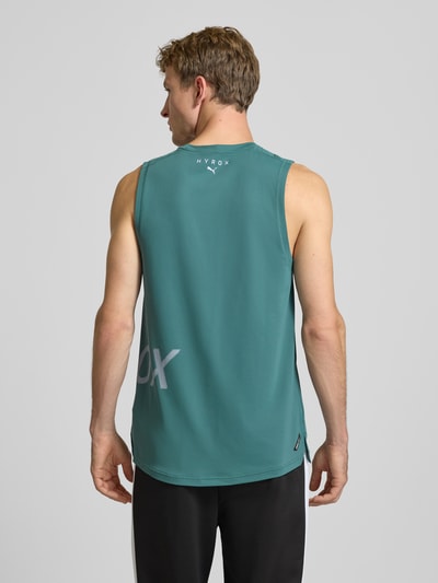 Męski model nosi Regular Fit Sport-T-Shirt mit Rundhalsausschnitt od PUMA, zielony kolor, gładka faktura, Ganzkörperansicht Rückansicht, Herren Sport-T-Shirt von PUMA Performance