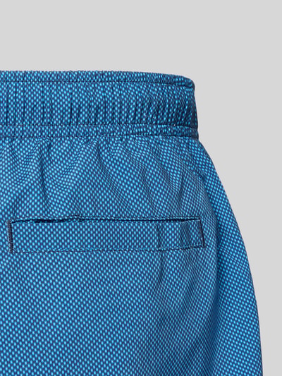 Produktfoto, Badehose mit Label-Stitching und elastischem Bund von MCNEAL in Blau mit feinem Muster, Regular-Fit, Detailaufnahme