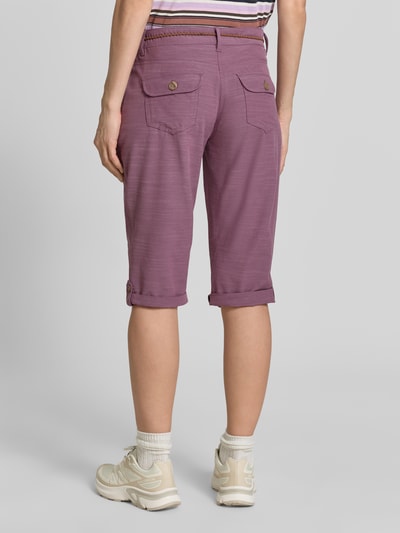 Frauenmodel trägt Bermudas mit Gürtel und Eingrifftaschen von G.I.G.A. DX, Baumwoll-Mix mit Stretch-Anteil, Körpernaher-Schnitt, Ganzkörperansicht Rückansicht