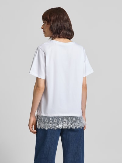 Frauenmodel trägt T-Shirt mit Spitze Modell 'SURE' von FREE/QUENT in Weiß, Baumwoll-Elasthan-Mix, relaxed fit, Rückenlänge 66 cm, Ganzkörperansicht Rückansicht.