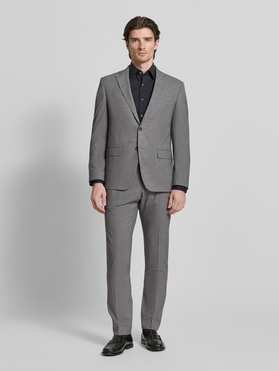 Männermodel trägt Regular Fit Anzugjacke mit Viskose-Anteil von HECHTER PARIS in Grau, Reverskragen, Doppelknopfleiste, Ganzkörperansicht von vorne.