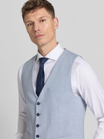 Männermodel trägt hellblaue Weste mit Paspeltaschen Modell 'Vitra' von CINQUE, Regular Fit, V-Ausschnitt, Nahaufnahme Oberkörper.