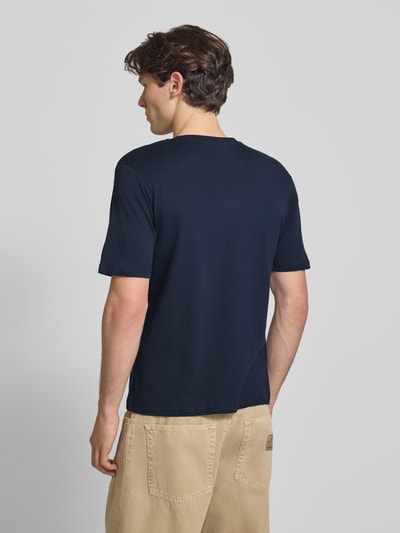 Männermodel trägt Regular Fit T-Shirt mit Logo-Print Modell 'Buster' von JACK & JONES aus Reine Baumwolle in Dunkelblau, Ganzkörperansicht Rückansicht. Rückenlänge bei Größe M: 71 cm, Herren T-Shirt.