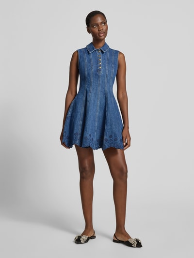 Frauenmodel trägt Minikleid in Denim-Optik von Self-Portrait aus Baumwoll-Mix, taillierte Passform, Umlegekragen, ärmelloses Design, Vorderansicht Ganzkörperansicht.