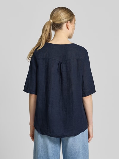 Vrouwenmodel draagt Blusenshirt met Stitchings model 'No44raa' van ZABAIONE in donkerblauw, relaxed fit, ruglengte 66 cm, 1/2-mouwen, ronde hals, model van achteren, Ganzkörperansicht Rückansicht.