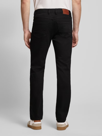 Männermodel trägt Straight Fit Jeans aus Baumwoll-Mix von bugatti, 5-Pocket-Design, schwarze Farbe, Ganzkörperansicht Rückansicht.