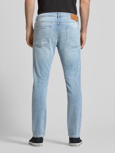 Männermodel trägt Straight Fit Jeans aus Baumwoll-Mix Modell 'GLENN FELIX' von JACK & JONES in Hellblau mit 5-Pocket-Design, Ganzkörperansicht Rückansicht.