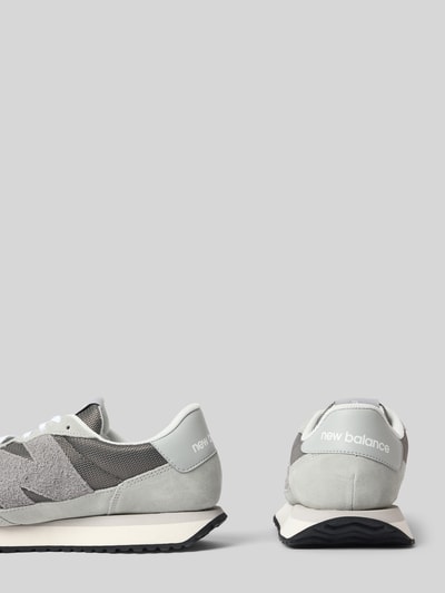 Produktfoto, Sneaker aus leermix mit logodetail von New Balance, profielzool, afgeronde pasvorm, vetersluiting, grijs en wit, hakhoogte maat 44: 3 cm, schachthoogte: 8 cm, schachtbreedte: 9 cm