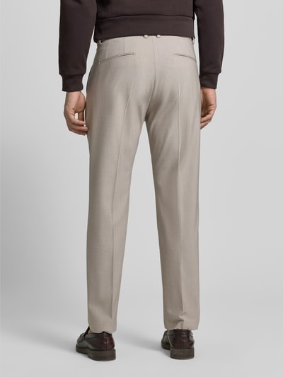 Männermodel draagt P&C Special - Exklusiv bei P&C Slim Fit Anzughose Modell 'Salto' van CINQUE in beige, materiaalmix, achteraanzicht volledige lichaamsopname, slim fit, haaksluiting, ritssluiting, riemlussen, zij- en achterzakken, persvouwen, taillewijdte 38 cm, binnenbeenlengte 75 cm