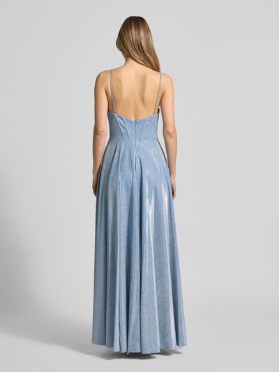Frauenmodel trägt Abendkleid mit Wasserfall-Ausschnitt und Spaghettiträgern von Hey Kyla, taillierter Maxikleid-Schnitt in Hellblau, schimmernder Stoff, tiefer Rückenausschnitt, rückseitiger Reißverschluss, Ganzkörperansicht Rückansicht.
