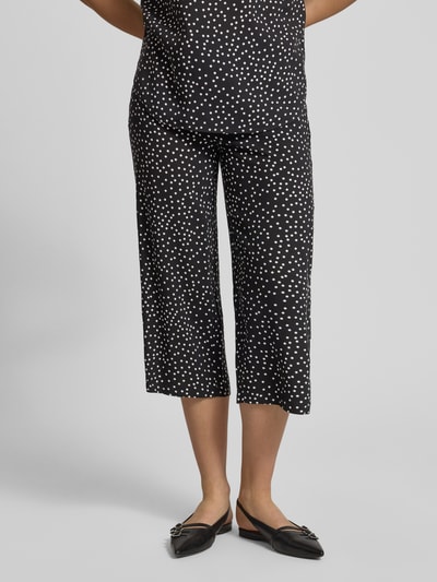Frauenmodel trägt Regular Fit Culotte aus reiner Viskose Modell 'NOVA' von Only, Optik: Allover-Muster, verkürzt, Ganzkörperansicht von vorne.