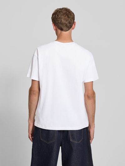 Männermodel trägt T-Shirt mit Motiv-Print und Rundhalsausschnitt von BLKVIS, Herren T-Shirt, Regular-Fit, Label-Detail, Rückenlänge 69 cm, Ganzkörperansicht Rückansicht.