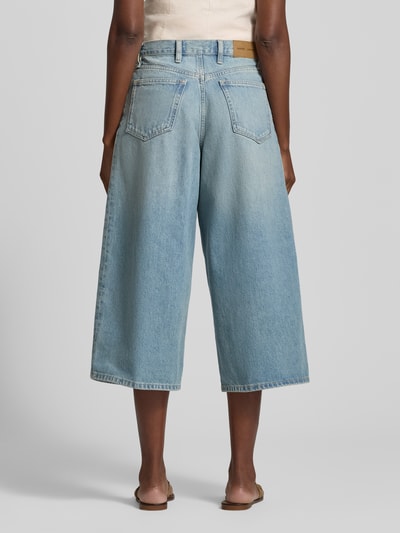Kobiece modelka nosi Cullotte im Used-Look Modell 'HARPER' od Samsøe Samsøe, szerokie nogawki, czysta bawełna, jasnoniebieski denim, Szerokość w rozmiarze 27: 39 cm, długość wewnętrzna nogawki 56 cm, używany wygląd, widok całej sylwetki od tyłu