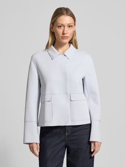Kobiece modelka nosi żakiet z kołnierzykiem typu kent i naszytymi kieszeniami z patką od WHITE LABEL, mieszanka bawełny z dodatkiem streczu, prosty krój, zakryte zapięcie, długość tyłu w rozmiarze 36: 57 cm, szerokość w rozmiarze 36: 51 cm, długość rękawów w rozmiarze 36: 61 cm, jasnoniebieski, gładka tekstura, widok całej sylwetki z przodu.