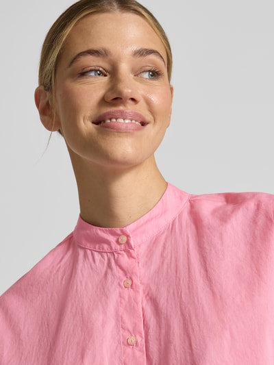 Frauenmodel trägt Boxy Fit Bluse mit Stehkragen und 3/4-Arm von Emily Van den Bergh aus Reine Baumwolle, Knopfleiste, Nahaufnahme Oberkörper.