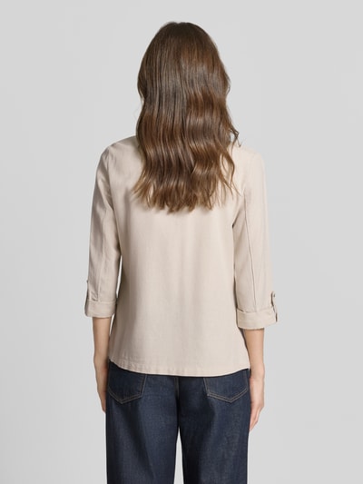 Vrouwenmodel draagt Loose Fit Kurzblazer aus Viskose-Leinen-Mix Modell 'JESMILO' van Vero Moda, effen beige, flamégaren textuur, reverskraag, 3/4-mouw met vaste omslag, opgestikte paspelzakken, geen sluiting, rugaanzicht volledige lichaamsopname.