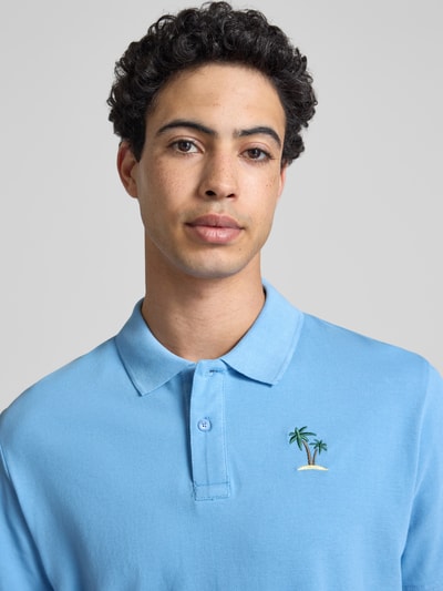 Männermodel trägt Regular Fit Poloshirt mit Stitching Modell 'FELISE' von Blend, reine Baumwolle, hellblau, Nahaufnahme Oberkörper.