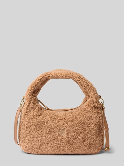 Produktfoto, Handtasche aus Teddyfell mit Label-Stitching von Karo Kauer in Beige, weiche Textur, goldfarbene Details, rechteckige Form