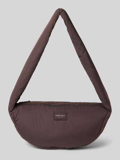 Produktfoto, Shoulder Bag mit Logo-Patch von Studio Noos in Braun, puffy Optik, Reißverschluss, rechteckige Form, glatte Textur.