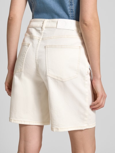Frauenmodel trägt Bermudas mit Eingrifftaschen Modell 'Mari' von OPUS PANTS aus Baumwoll-Mix mit Stretch-Anteil, Regular-Fit, Ganzkörperansicht Rückansicht.