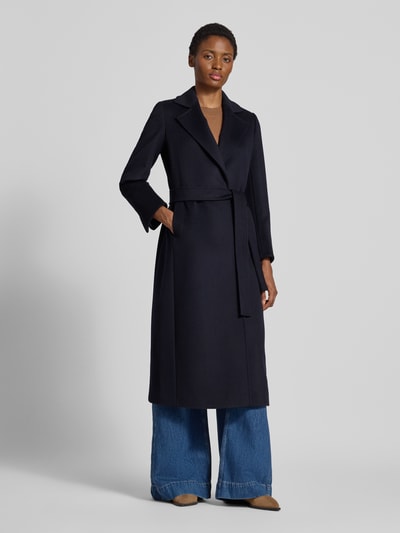 Frauenmodel trägt Regular Fit Mantel aus reiner Schurwolle Modell 'LONGRUN' von MAX&Co., dunkelblau, glatte Textur, Ganzkörperansicht von vorne, Damen Mantel von MAX&Co.