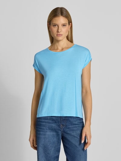 Frauenmodel trägt Relaxed Fit T-Shirt aus Lyocell-Mix Modell 'AVA' von Vero Moda in Melange-Optik, U-Boot-Ausschnitt, Hellblau, Nahaufnahme Oberkörper.