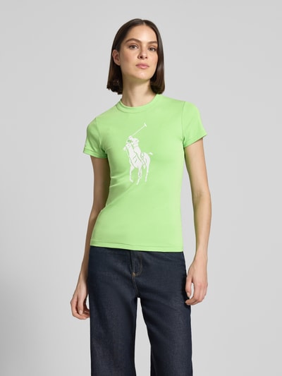 Frauenmodel trägt Slim Fit T-Shirt aus Baumwoll-Mix von Polo Ralph Lauren, unifarben grün mit Logo-Print, Rundhals, kurzarm, Ganzkörperansicht von vorne.