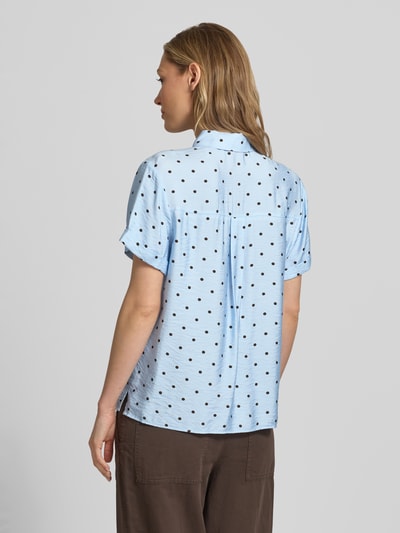 Vrouwenmodel draagt Regular Fit Bluse aus Viskose-Mix im Allover-Look van Jake*s Casual, lichtblau met zwarte stippen, overhemdkraag, mouwen met omslag, ruglengte maat 36: 61 cm, mouwlengte maat 36: 17 cm, all-over look, viscosemix, casual, Ganzkörperansicht van achteren.