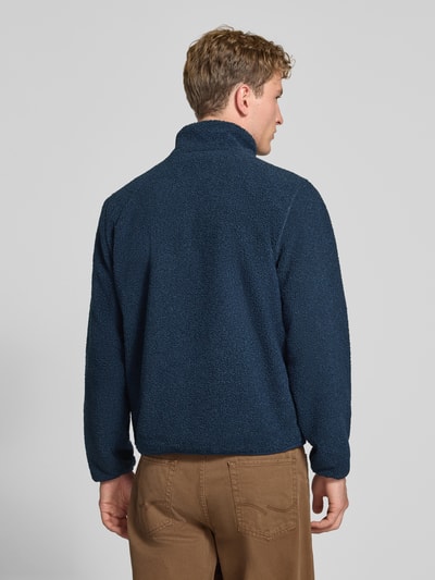 Männermodel trägt Regular Fit Hemdjacke aus Lammfellimitat von Pepe Jeans in Dunkelblau, strukturierte Oberfläche, Ganzkörperansicht Rückansicht. Herren Hemdjacke von Pepe Jeans.